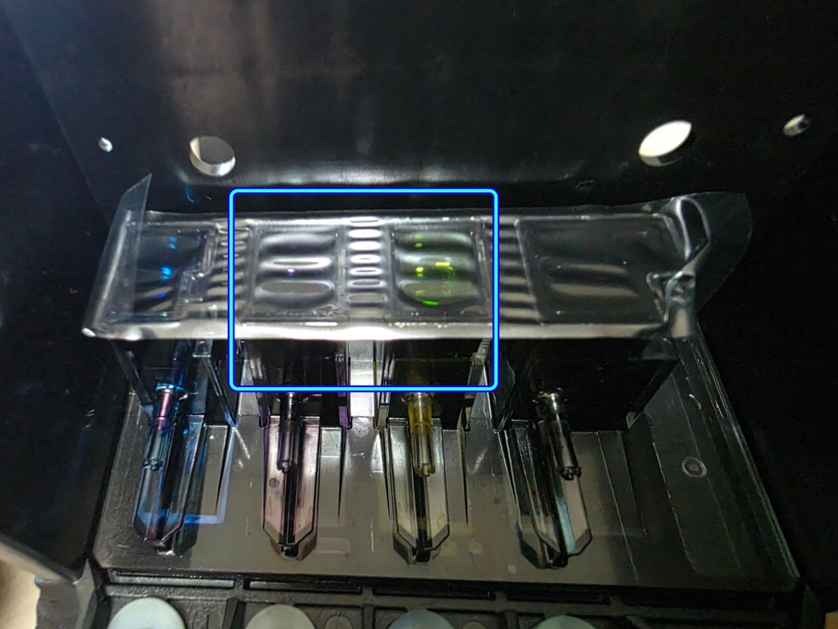 HP8730 프린트헤드 챔버 크랙으로 잉크가 섞인 모습